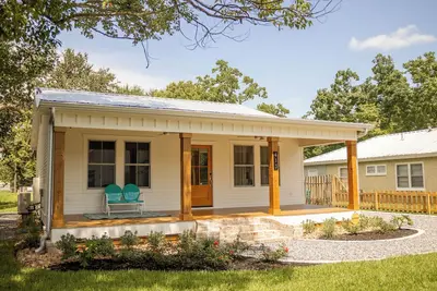 Image de Mother's Place - perfect location in Ocean Springs. Walk to downtown & beach!