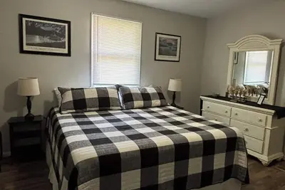 Image de Riverside Retreat 2 ~ One Story ~ 3bd/2ba ~ Steps to the River & Main St