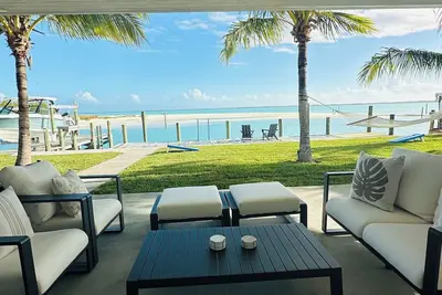 Image de Oceanfront 5-bedroom 3-bath house with 50' Dock & optional 6 seater golf cart