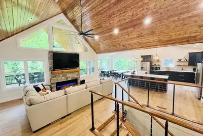 Image de Tan Lines & Good Times-Brand new 6 bed\/ 8 bath-Water Front, Private Dock, Hot tub