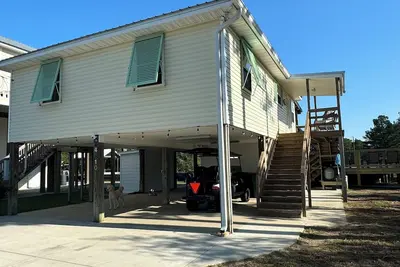 Image de Wine’d Down-Charming 2 Br/2ba on the water with a pool & dock in Bay St Louis