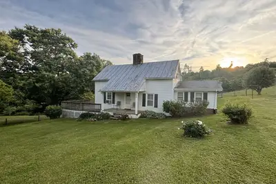 Image de Baker's Farmhouse -Your charming & cozy get-a-way in the country with Ac, WiFi!