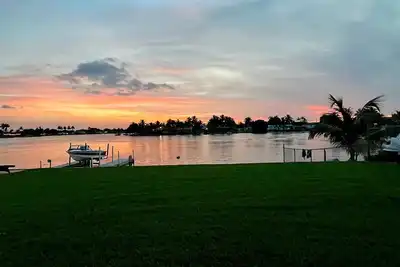 Image de Lake front 3 bed house with sunset views and hot tub, ski in your own back yard