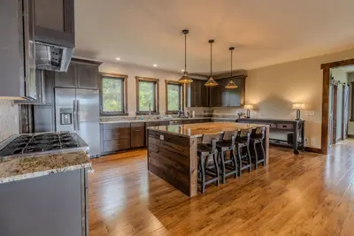 Image de Newly built Luxury Home in Suttons Bay 4 bedrooms/ 4 bathrooms