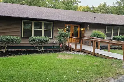 Image de 1. 3 acre walking dist to Lake T St Park, wifi, arcade games, fishing gear
