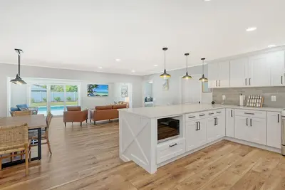 Image de Stylish Coastal 3br • Pool • Near Downtown & Sand