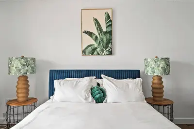 Image de Welcome to Palms 811 in North Miami Beach with views of the Miami skyline.