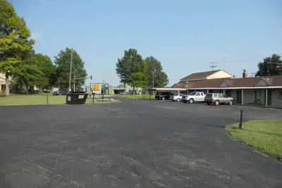 Image de Relax and Recharge in Knights Inn Harrisonville! Free Parking, Pets Allowed