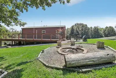 Image de Secluded cabin on farmland with fire pit, pond, a/c & treehouse