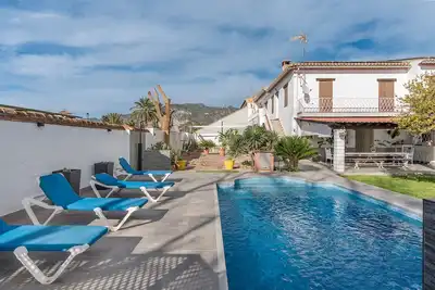 Image de Maison de campagne 'Cortijo El Almimbral' avec vue sur les montagnes, piscine privée et Wi-Fi