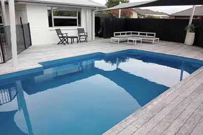 Image de Family holiday at the beach - poolside relaxation