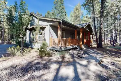 Image de Charming home in wooded setting with deck, Bbq grill, WiFi, and fireplace