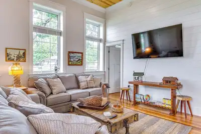 Image de West Lafayette Home ~ 3 Mi to Purdue Campus!