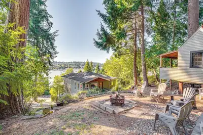 Image de Gig Harbor Home: Large Deck, Outdoor Dining Area