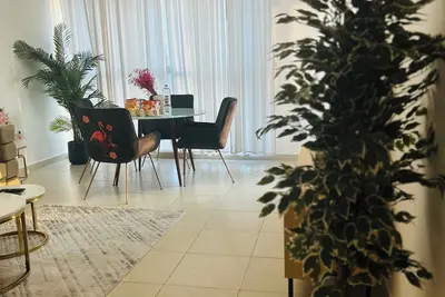 Image de Cozy 1-bedroom apartment in nice Dubai Land with WiFi, Fitness Room & Pool
