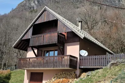 Image de Spacious Chalet, peaceful location, easy access to ski lifts & amenities!