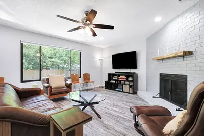 Image de Austin Retreat | Bbq Yard Office WiFi Games Pets