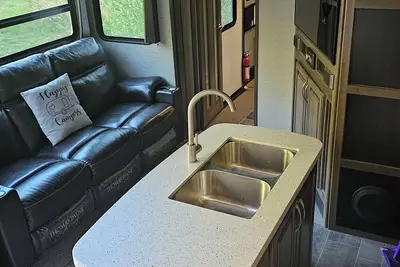 Image de Large Cozy 2-bedroom Rv sitting on private 1 acres lot in charming Kamas