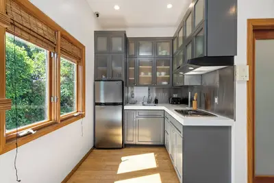 Image de Spacious 6-bedroom house with Ac, WiFi in amazing West Hollywood