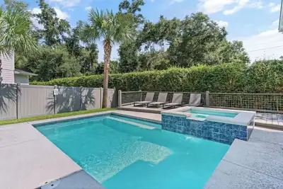 Image de Hook, Wine & Sinker near the village with a pool, sleeps 12