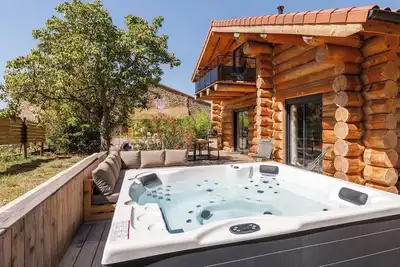 Image de Auvergne : Chalet 5* en fuste avec spa au cœur d'un élevage de chevaux Fjords