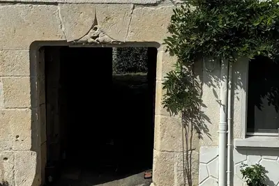 Image de Petite maison située à 200 m de : L'abbaye de Nanteuil en Vallée.