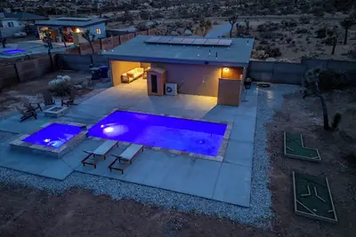 Image de Tiny Home - Salt Water Pool - Jacuzzi - Mini Golf - Sauna