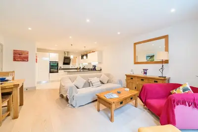 Image de Stylish apartment with parking| Pass the Keys