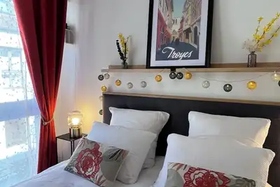 Image de \"Le petit Foch\" Studio Chic Parking Inclus, Place de l'Hôtel de ville.