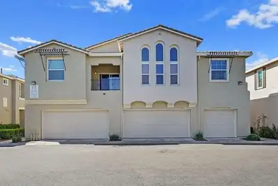 Image de Updated, furnished 2 bd/2bth condo with attached garage in fabulous Elk Grove!