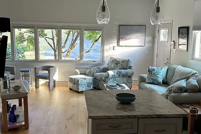 Image de Newly remodeled apartment in a serene setting!