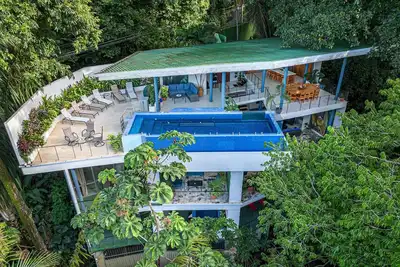 Image de Ocean View, Infinity Pool, Walk to Beach with Newly Renovated Apartment!
