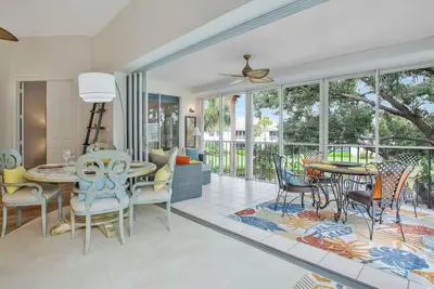 Image de Luxurious 3b/3b condo, upscale gated community, patio, pool, 10min beach shuttle