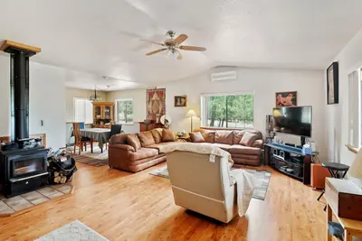 Image de New Listing! Secluded Mountain Cabin with Forest Views by RedAwning