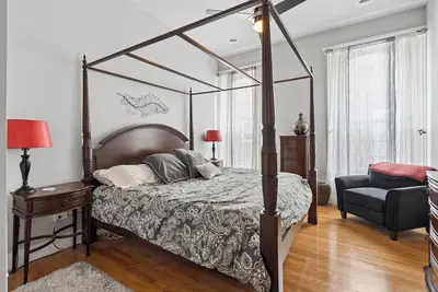 Image de Charming 2-bedroom apartment in Newton on square above coffee shop!