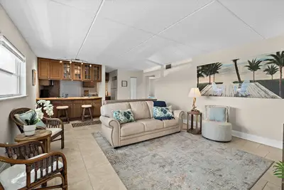 Image de 1 Min Walk to Beach | Beach Block Oasis | 2br/1ba  | Beachfront Bargain