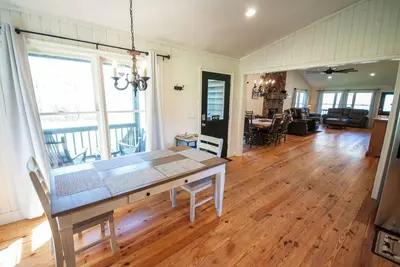 Image de Creekside Cascades, Firepit, Streaming Internet, Creekfront & level yard! \n