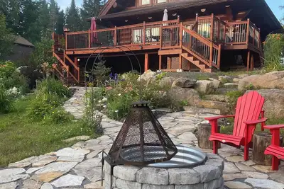 Image de Chalet en bois rond au cœur des Laurentides au Québec