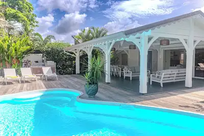 Image de Villa de Charme avec Piscine Privée et Accès à la Rivière