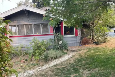 Image de Old & Funqui, a charming 1910 cottage in the Columbia River Gorge. Pet friendly