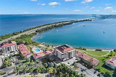 Image de Charming waterfront condo in exclusive Isla Del Sol, St. Pete- 2-bed 2-bath