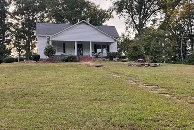 Image de Farmhouse Living 🐄 2 Br 1 Ba and a bonus room with 2 twin beds. Serenity Now!