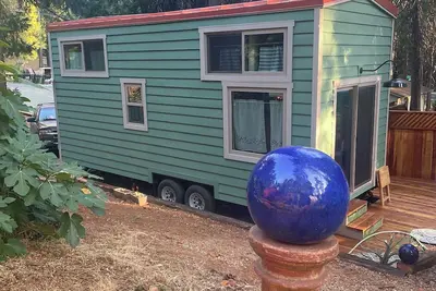 Image de Tiny House with 2 lofts for sleeping. Just a mile from Grass Valley.