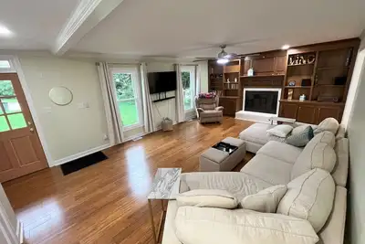 Image de Luxurious, Pet-Friendly, 6-bed home near Rdu and North Hills w/ 2-car garage