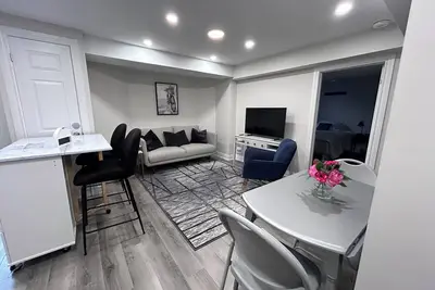 Image de Peaceful, quiet 2 bedroom apartment in marvelous Oakville with WiFi. Long term.