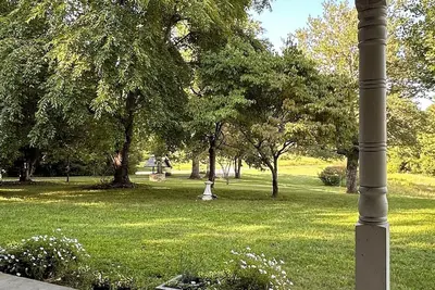 Image de Dog Friendly Country retreat minutes from Hendersonville with private hot tub