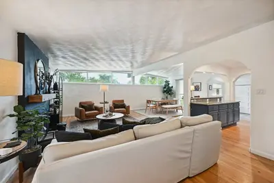 Image de Southwest Mid-Mod 5br w/ Big Yard, Hot Tub, Fireplace, A/C, Wifi, and Kitchen