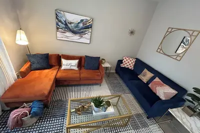 Image de Luxe Central Suburban Retreat- close to speedway and airport