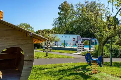 Image de Agréable appartement dans une maison de vacances avec piscine, Wifi, Tv, terrasse et parking