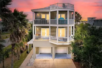 Image de Panoramic Ocean Views, Loaded with Amenities!